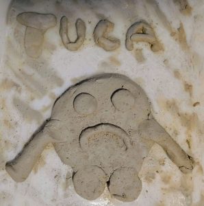 Adolescentica (14 godina) u art terapiji pomoću gline prikazuje emociju tuge.