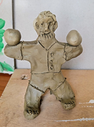 Sudionica u art terapiji modelira glinenu skulpturu “Zaštitnik” kao prikaz unutarnjeg osjećaja sigurnosti i zaštite.