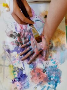 Djeca u bolničkoj art terapiji koriste različite likovne materijale za izražavanje kako se osjećaju
