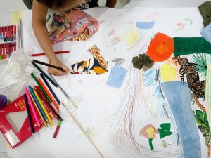Djeca u art terapiji rade s tekstilom prema slobodnom izboru teme kao oblik kreativnog izražavanja
