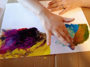 Adolescentice i majke u art terapiji slikaju pet primarnih emocija kroz kreativni likovni proces