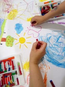 Djeca u otvorenom art terapijskom studiju rade slobodnu temu uz izbor različitih likovnih materijala