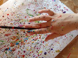 Adolescentice i majke u art terapiji koriste Pollock tehniku špricanja boje za slobodno izražavanje emocija