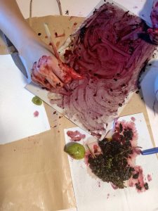 Adolescentice i majke u art terapiji koriste slikanje voćem za izražavanje kako se osjećaju