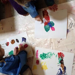 Djeca u art terapiji izražavaju kako se osjećaju kroz kreativni likovni proces