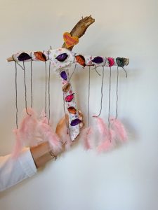 Grupna izrada mobila od prirodnih materijala u okviru Nature-Based Art Therapy (NBAT).