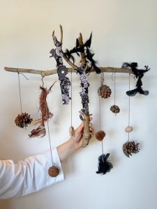 Grupna izrada mobila od prirodnih materijala u okviru Nature-Based Art Therapy (NBAT).