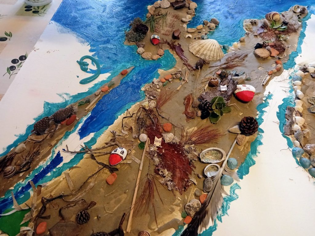 Zajednički otok izrađen kroz grupni art terapijski proces u okviru Nature-Based Art Therapy (NBAT).