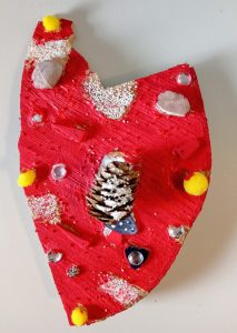 Prikaz emocije ljubavi kroz kreativni proces u okviru Nature-Based Art Therapy (NBAT).